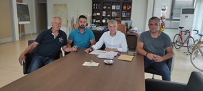Η Περιφέρεια Θεσσαλίας στηρίζει τους παραγωγούς ροδιού για αποζημίωσή τους από τον ΕΛΓΑ
